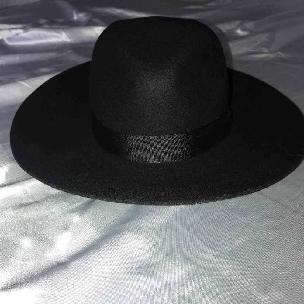 Wide rimmed hat